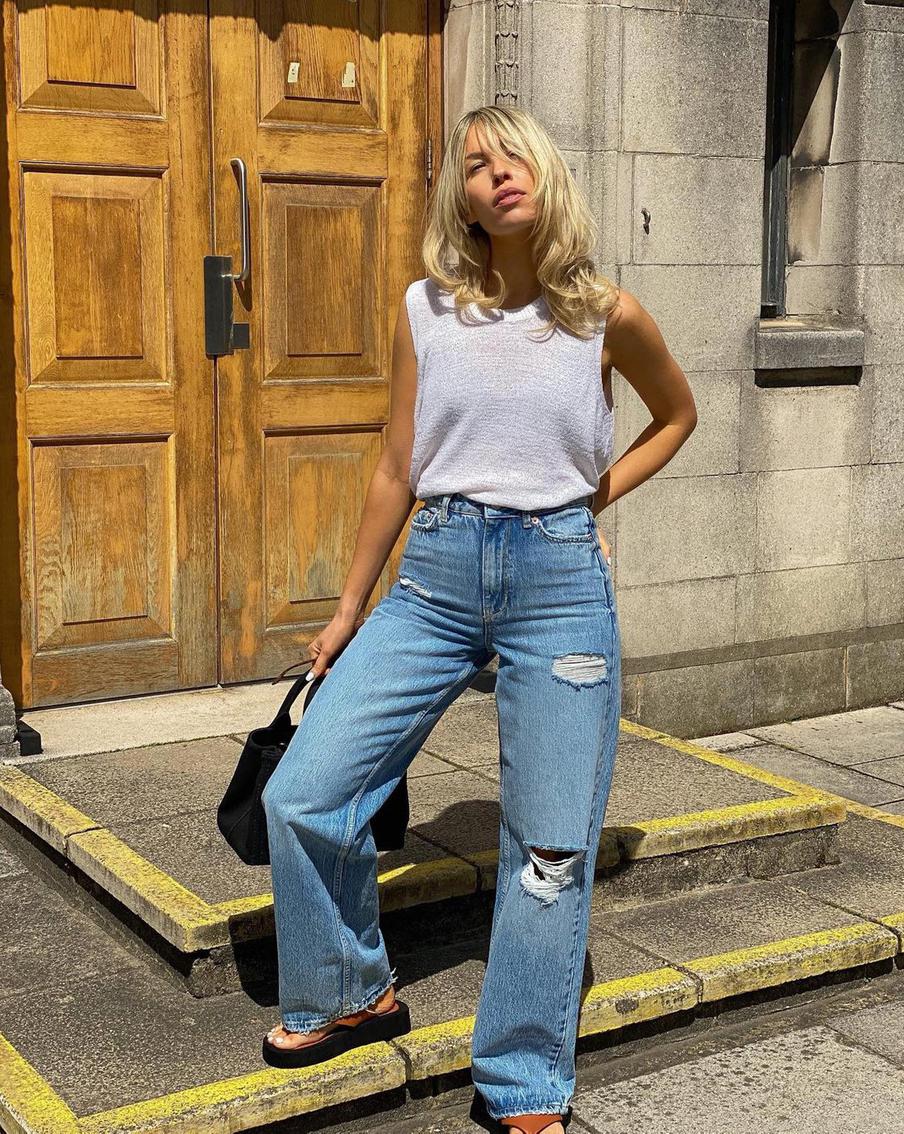 С трикотажным топом.