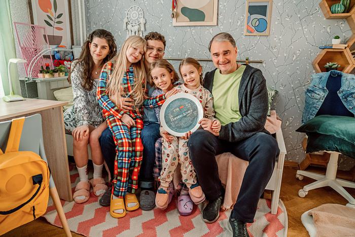 "Папиных дочек" снова бросила мать. Но эту проблему они опять решают с огоньком