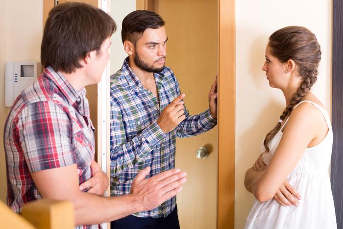 Как бороться с ненавистными соседями: москвичи выходят на тропу войны на лестничной клетке