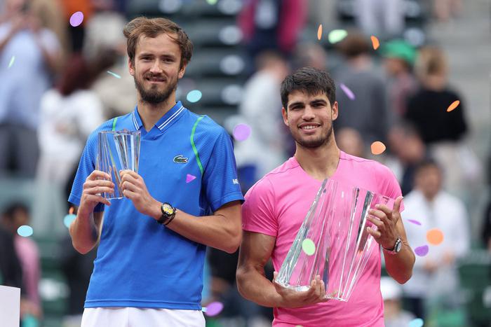 Суперсерию Медведева прервал Карлос Алькарас: россиянин проиграл в финале турнира в Индиан-Уэллсе