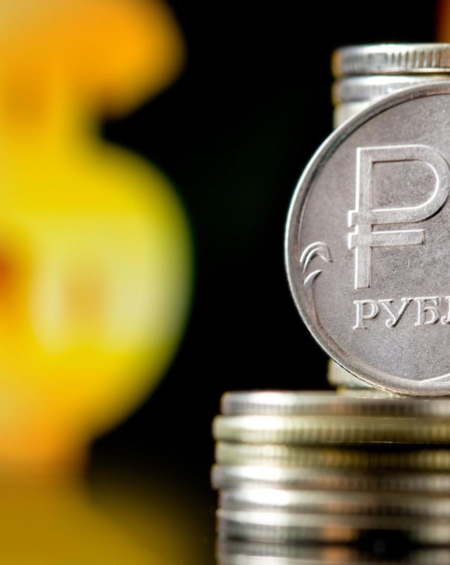 "Деревянный" деревенеет: курс рубля к доллару и евро упал почти до годового максимума