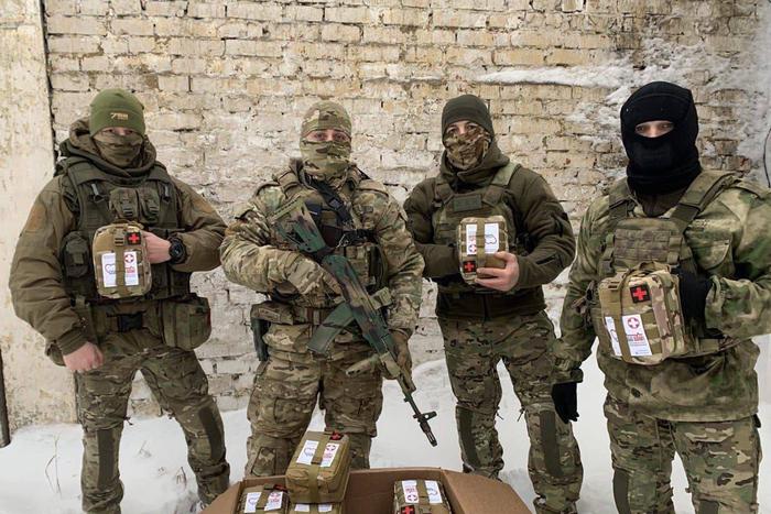 Волонтёры собирают аптечки и медрюкзаки для бойцов на СВО. Также они отправляют в госпитали медикаменты