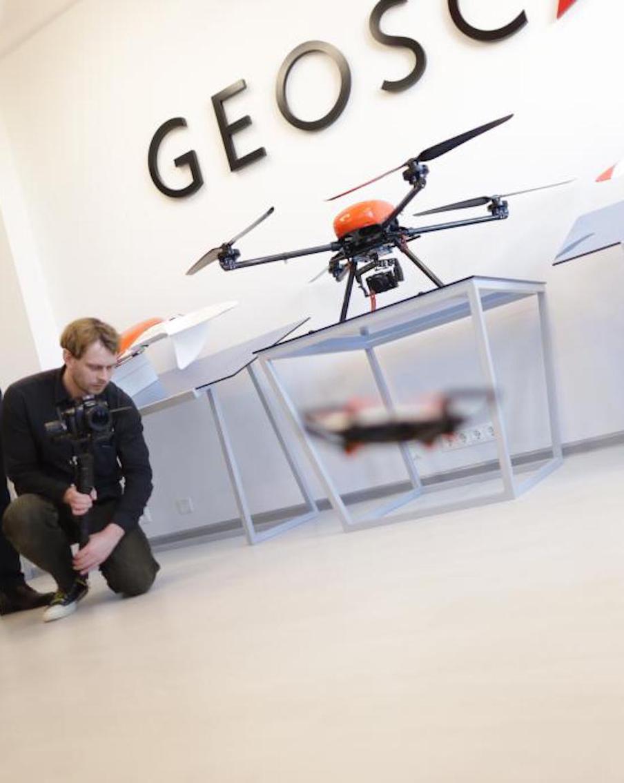 Молодёжное сообщество ВЫЗОВ посетило предприятия по производству фармы и беспилотников