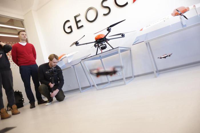 Молодёжное сообщество ВЫЗОВ посетило предприятия по производству фармы и беспилотников