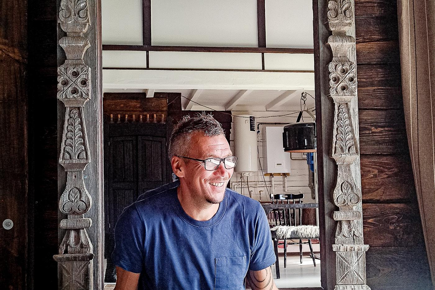 Чем старше вещь, тем меньше её нужно обрабатывать – уверен дизайнер, который делает мебель из оконных наличников