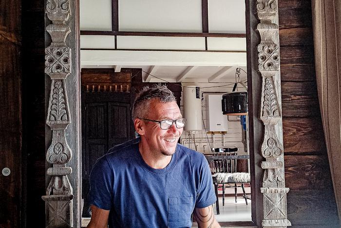 Чем старше вещь, тем меньше её нужно обрабатывать – уверен дизайнер, который делает мебель из оконных наличников