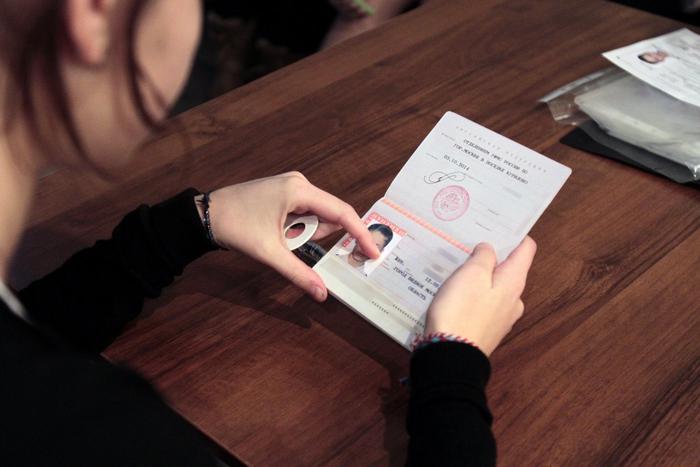 Как подростки подделывают паспорта, чтобы стать старше в глазах продавца