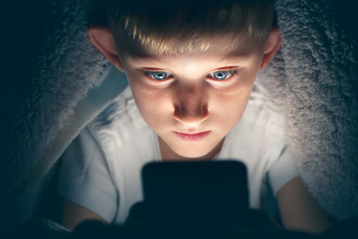 Время пользования смартфонами у детей стоит существенно ограничить, говорят эксперты