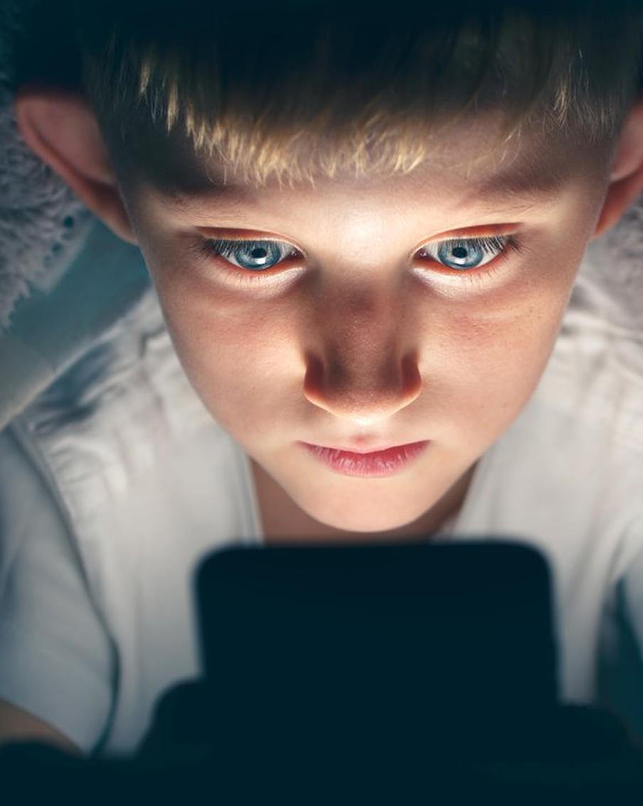 Время пользования смартфонами у детей стоит существенно ограничить, говорят эксперты