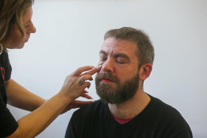 Рисуем энергию и глупость: репортёры Metro на один день стали деревенскими гримёрами