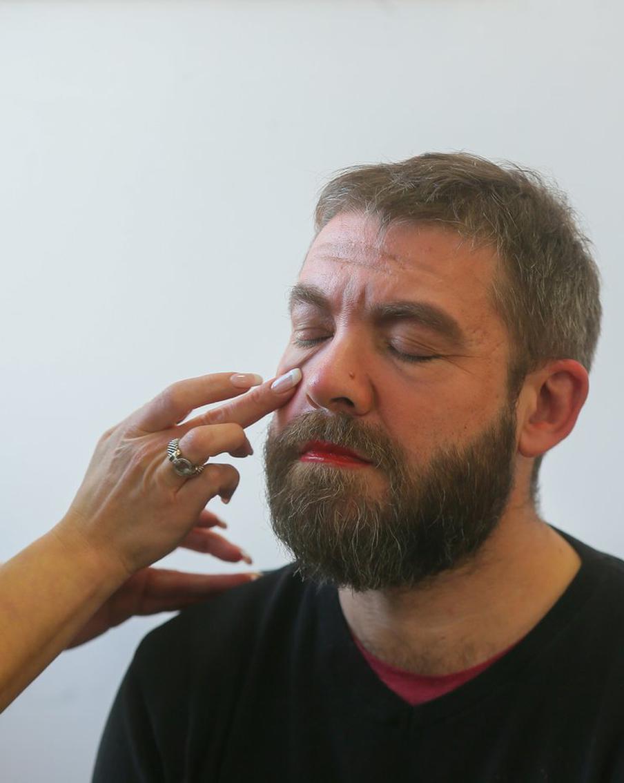 Рисуем энергию и глупость: репортёры Metro на один день стали деревенскими гримёрами