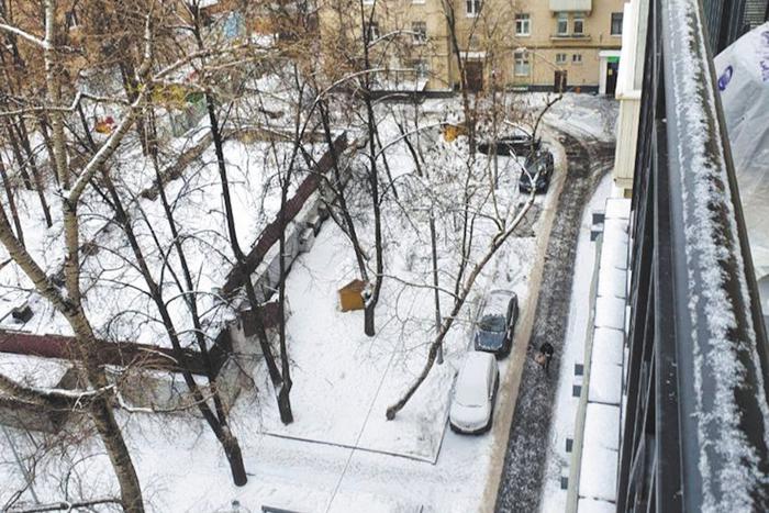 "Не могу въехать во двор собственного дома". Соседи многоэтажки воюют за парковку