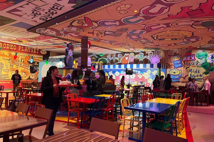 В американском парке открылся ресторан по "Истории игрушек". Metro узнало подробности и подобрало альтернативу