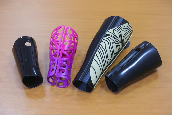 Стильные накладки для протезов помогают преодолеть комплексы после ампутации ног