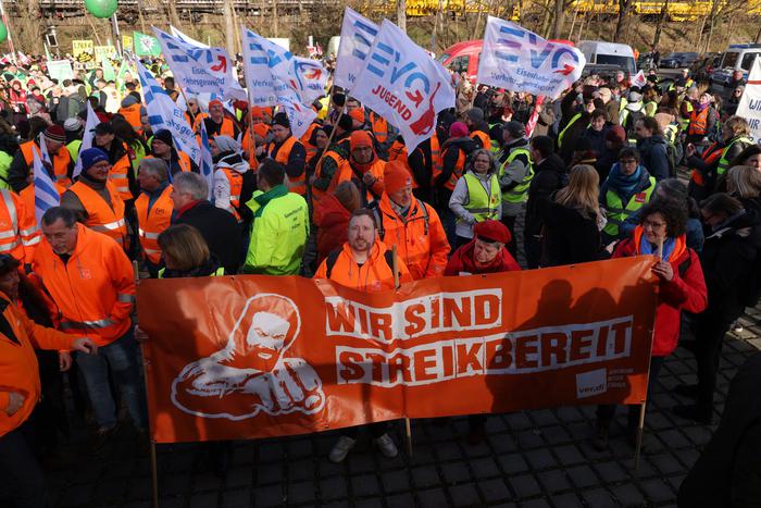 Забастовка в Германии парализовала движение поездов и авиасообщение по всей стране