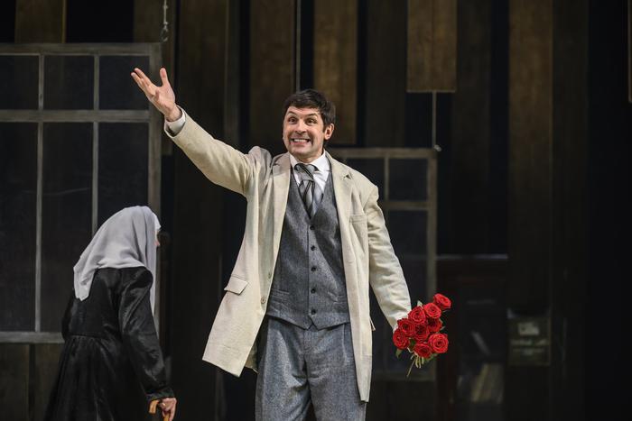 В доме Войницких тоскуют, влюбляются и танцуют: на мхатовской сцене снова поставили пьесу "Дядя Ваня"