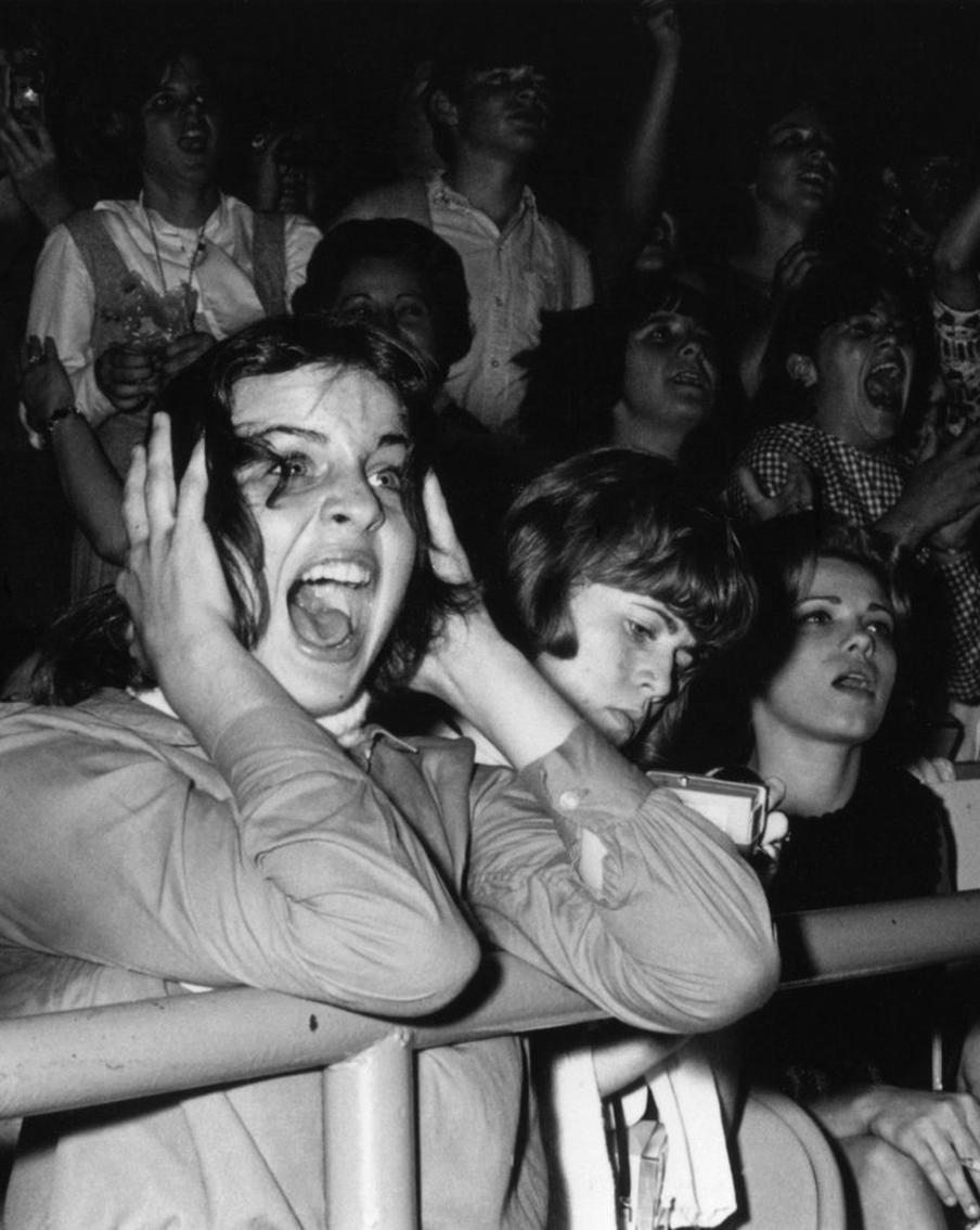 Фанаты преследуют своих кумиров от безделья, считает профессор экспериментальной психологии