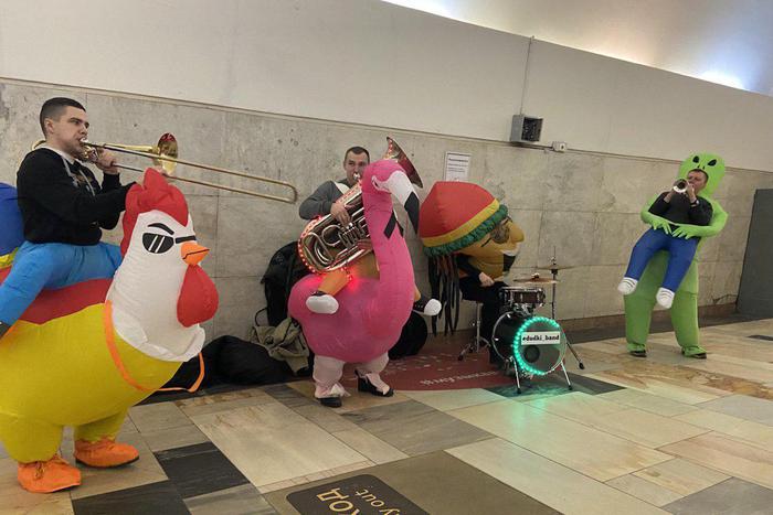 Музыканты проекта "Музыка в метро" рассказали, почему пляшут бабушки в подземке