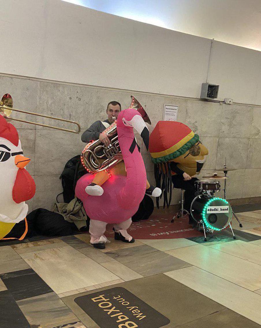 Музыканты проекта "Музыка в метро" рассказали, почему пляшут бабушки в подземке