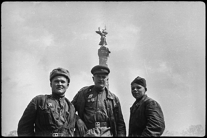 Война с другого ракурса. Фотограф коллекционирует архивные фотонегативы времён Второй мировой