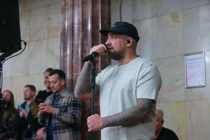 Неожиданный концерт: Баста сыграл и спел свои хиты для пассажиров столичного метро