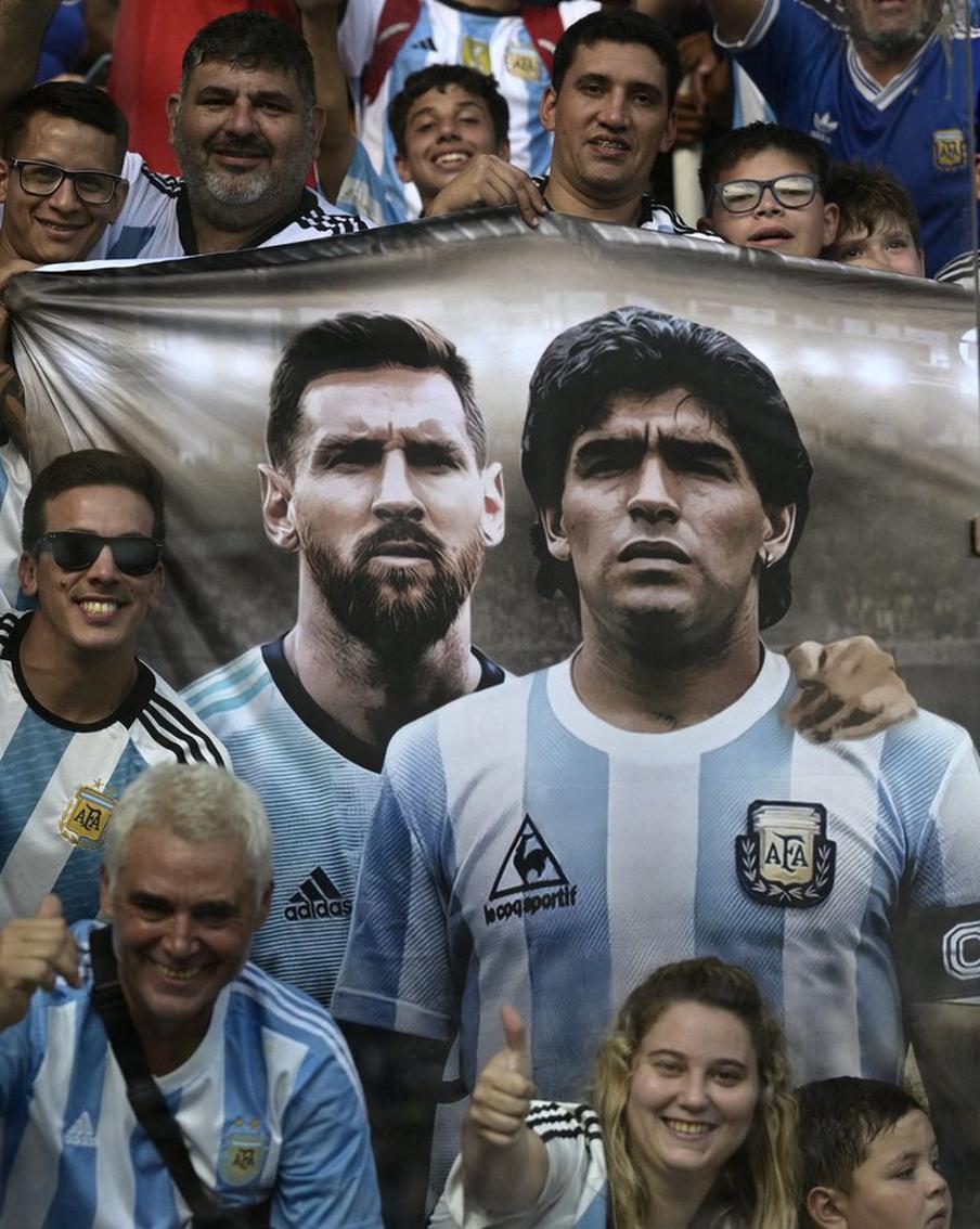 Нейросеть составила из легендарных футболистов команду сборной "мира"