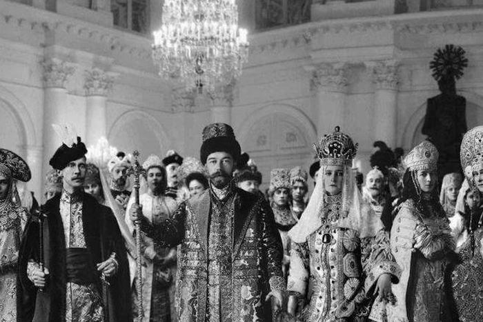 Гости Русского бала заказывали кокошники у Картье, а наряды – у иллюстратора сказок. Metro вместе с искусствоведом рассмотрело яркие образы романовских аристократов