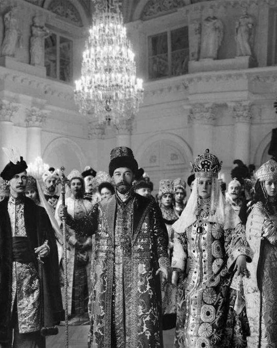 Гости Русского бала заказывали кокошники у Картье, а наряды – у иллюстратора сказок. Metro вместе с искусствоведом рассмотрело яркие образы романовских аристократов