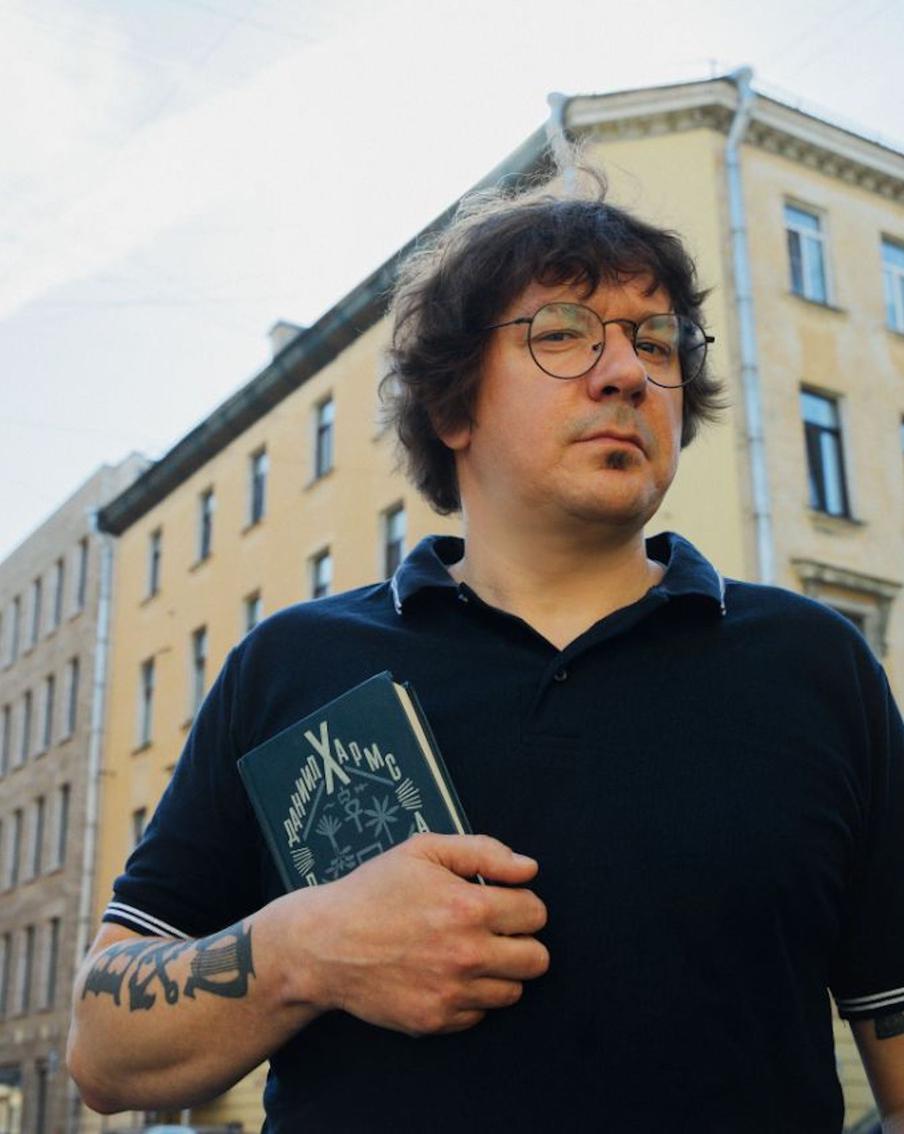 "Плюю я в воду с парапета": Вася Васин из "Кирпичей" рассказал, как поднять себе настроение и победить лень