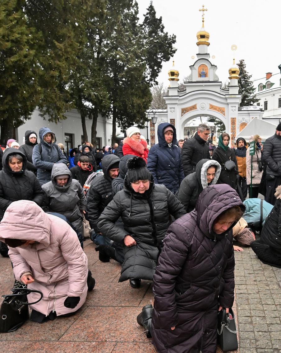 Судьба Киево-Печерской лавры зависла между политикой и религией. Metro выяснило, что там происходит и что может быть дальше