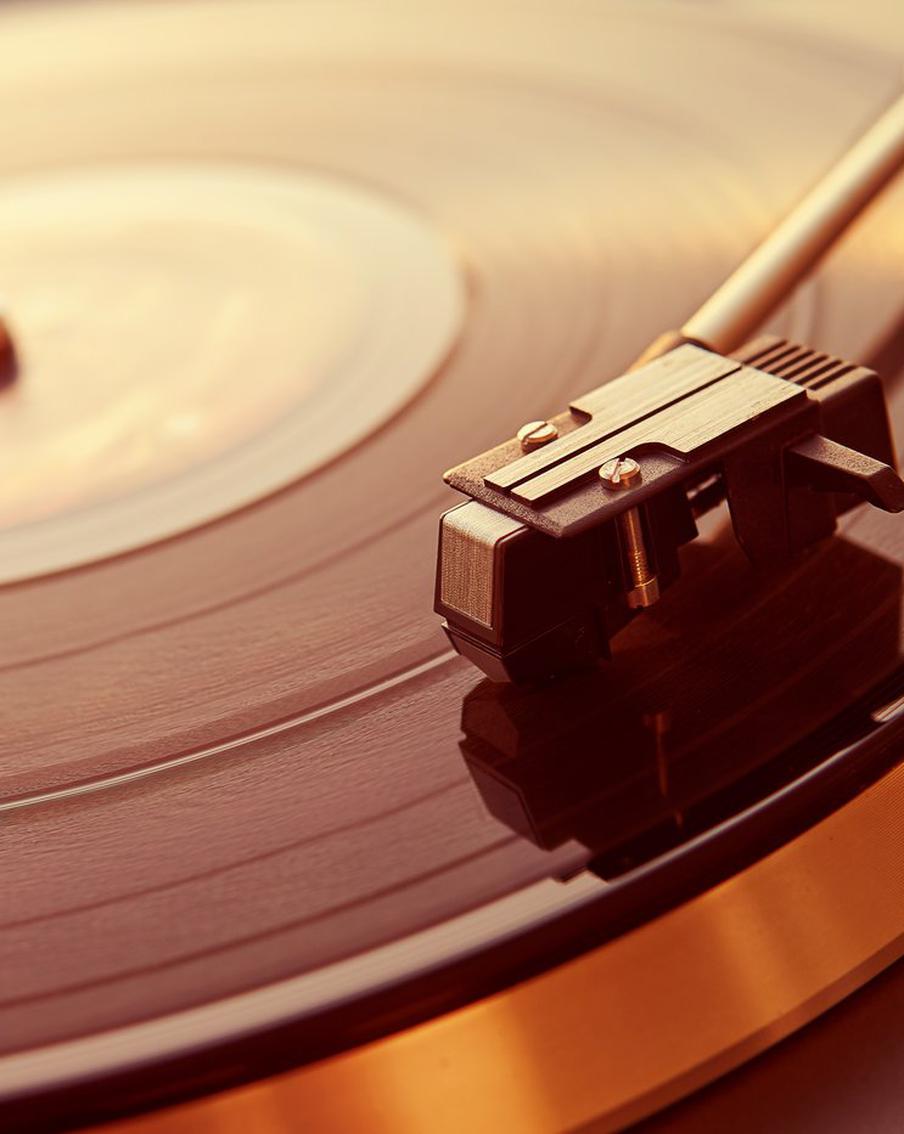 Заезженная пластинка: как винил возвращается в нашу жизнь и почему люди готовы за него платить