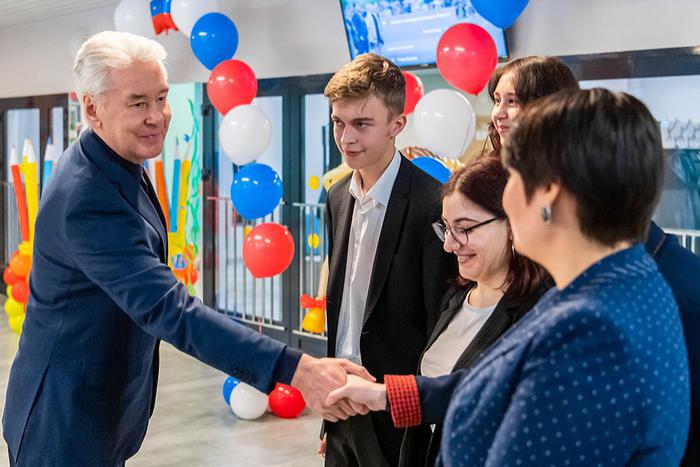 Сергей Собянин открыл новую школу  в  районе Некрасовка. Увидеть здание своими глазами уже успели сташеклассники