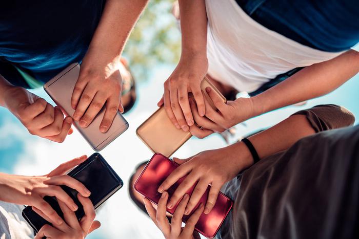 В России нейросеть делает "домашку" за школьников. Лайфхаком уже пользуются тысячи учеников