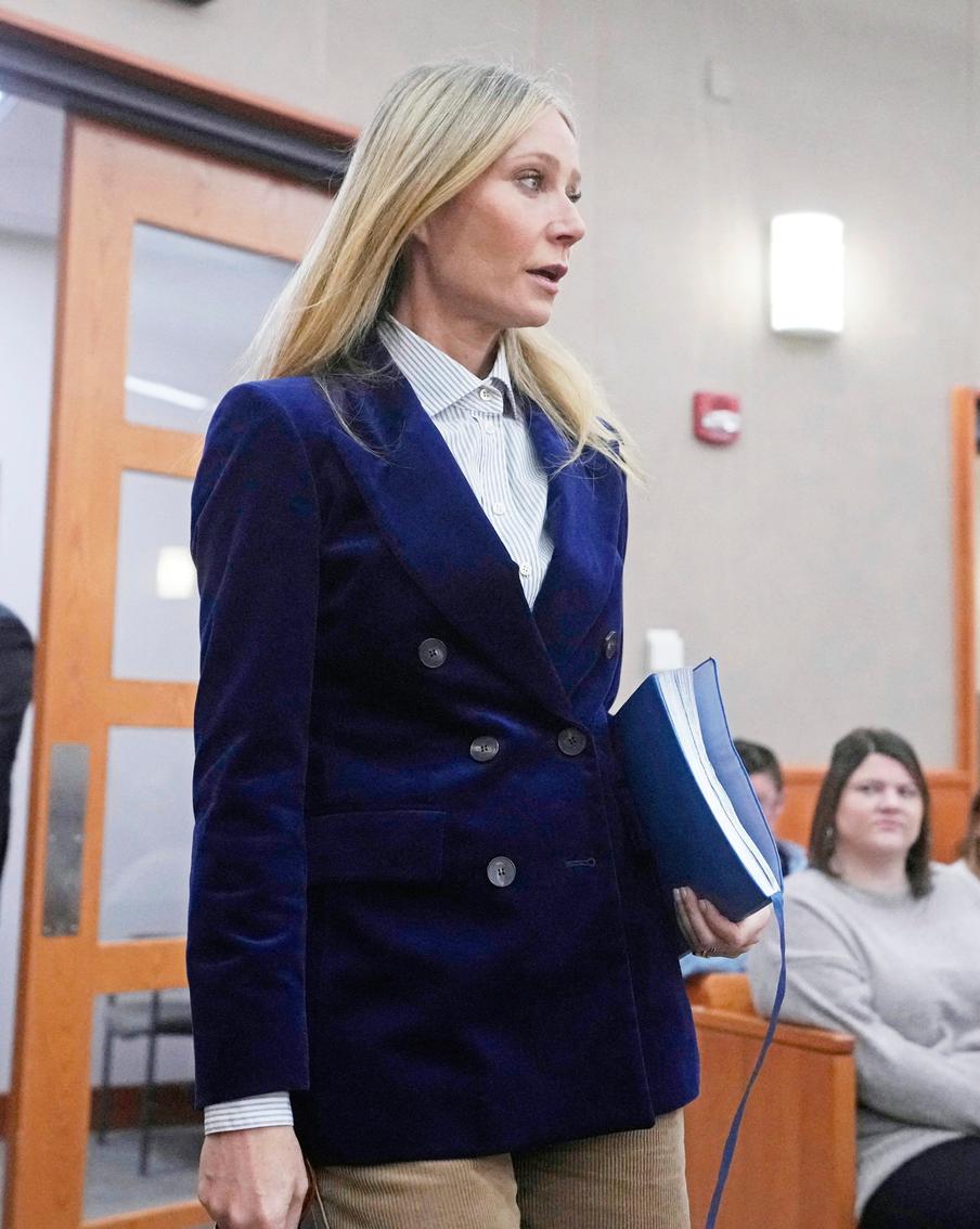 Гвинет Пэлтроу выиграла суд и сделала это красиво. Разбираем стильные образы актрисы