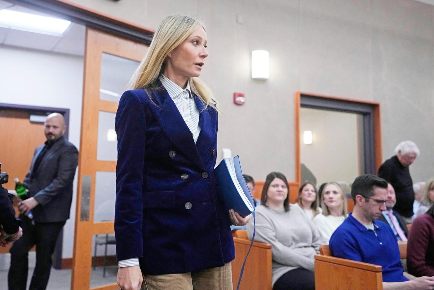 Гвинет Пэлтроу выиграла суд и сделала это красиво. Разбираем стильные образы актрисы