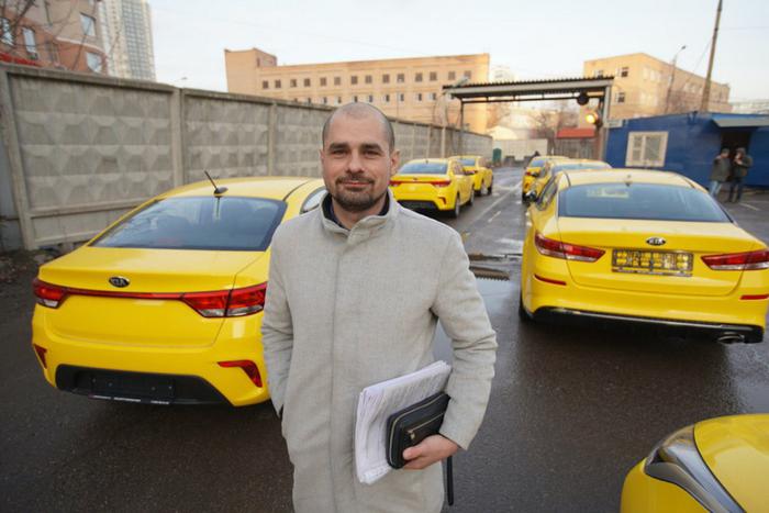 Глухой таксист открыл в Москве таксопарк для водителей с нарушениями слуха