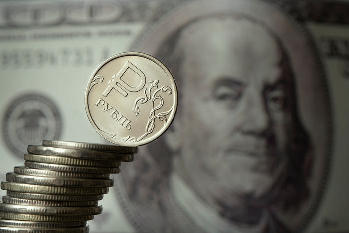 Не тонет, а плавает: чего ожидать от курса нацвалюты