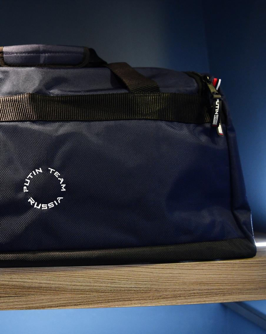 Полицейские в Туле не поверили, что школьник хочет им сдать сумку с деньгами