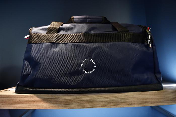 Полицейские в Туле не поверили, что школьник хочет им сдать сумку с деньгами