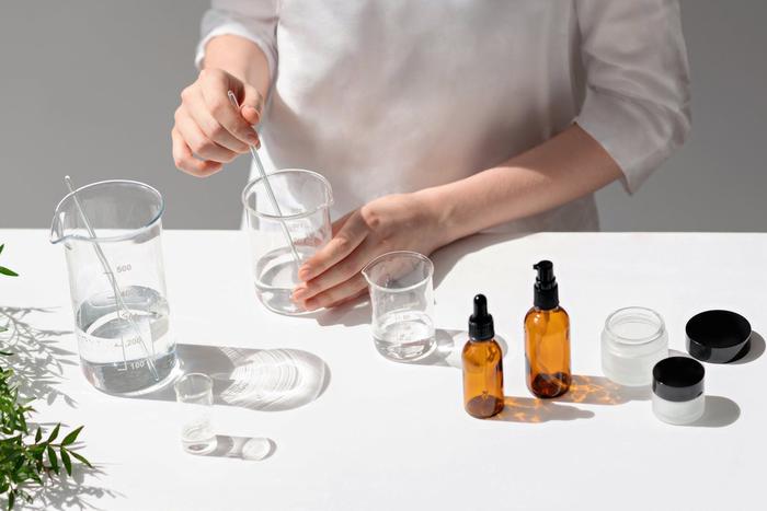 Что в косметике делает спирт и стоит ли его избегать