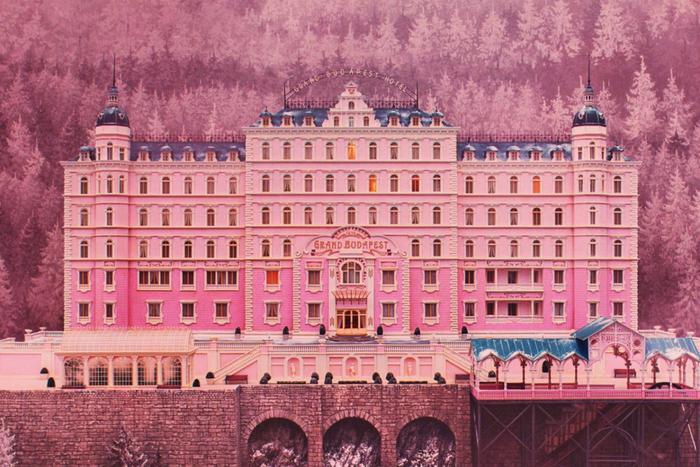 Расцвет и упадок отеля "Гранд Будапешт": рассматриваем сказочные интерьеры фильма Уэса Андерсона