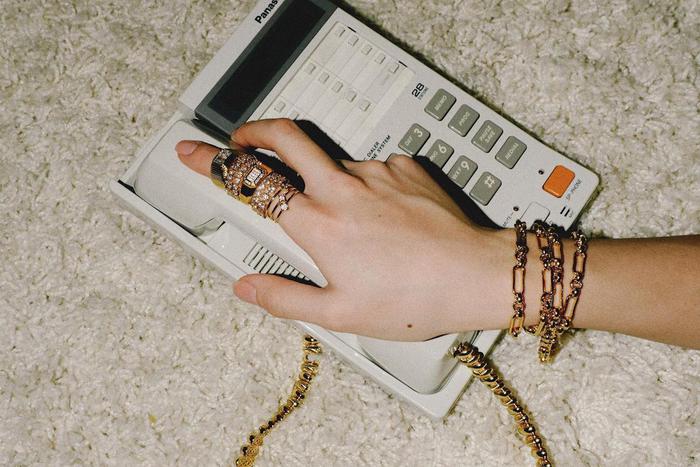 Многослойность, максимализм и жемчуг: главные тенденции сезона весна-лето в украшениях