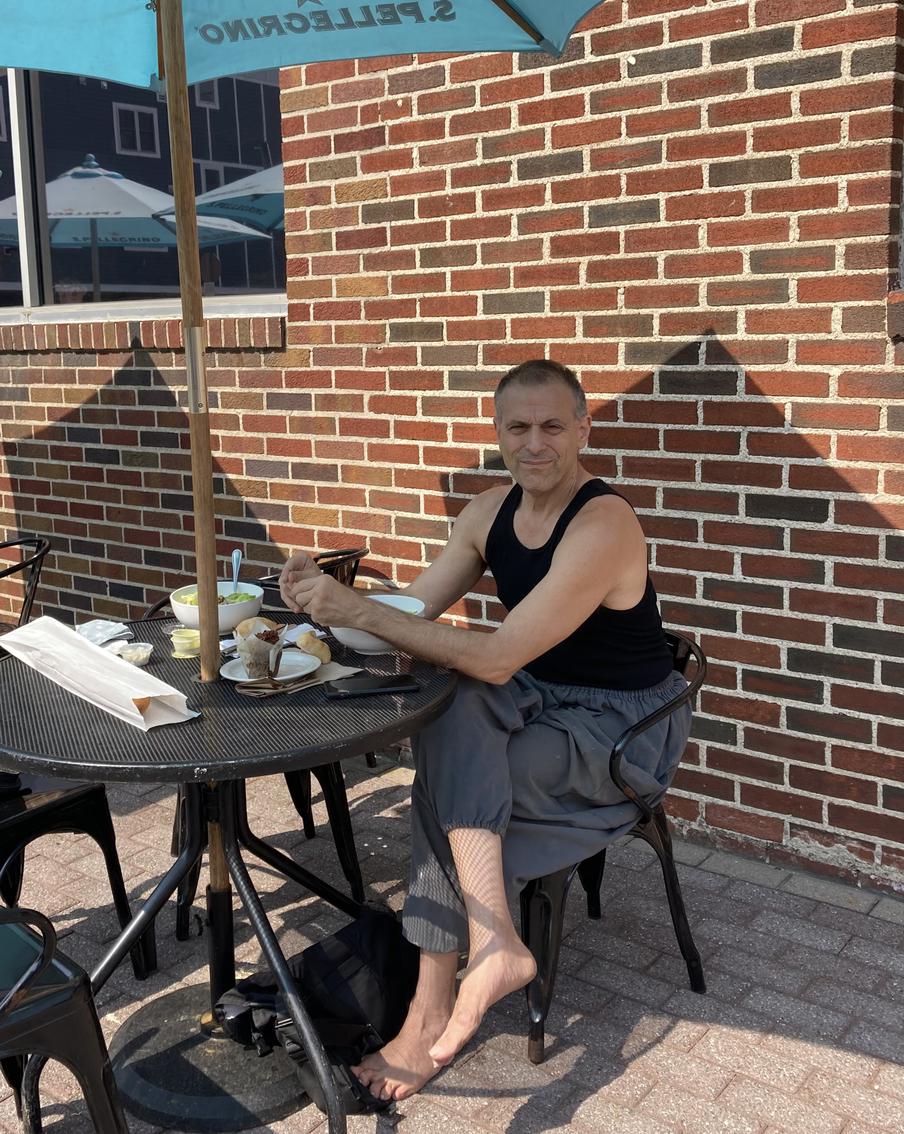 Двадцать лет назад американец снял с себя ботинки и больше никогда в жизни их не надевал даже в общественные места