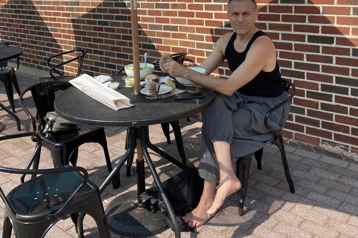 Двадцать лет назад американец снял с себя ботинки и больше никогда в жизни их не надевал даже в общественные места