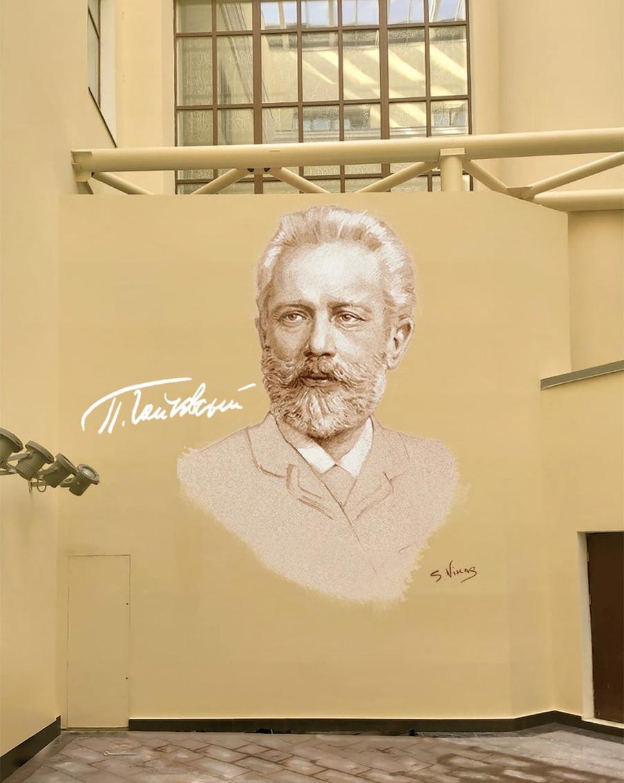 Пётр Чайковский. Также до сих пор можно насладиться воочию первой совместной работой Сафронова и Лукьянова. Она размещена на здании Петербургской консерватории.