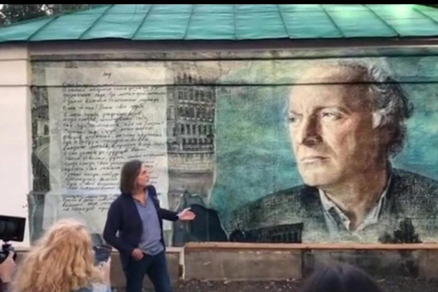 Иосиф Бродский.  Эту фреску Олега Лукьянова и Никаса Сафронова (на фото) разместили в Аптекарском огороде. Фреска была написана к 80-летию Бродского, но её постигла печальная судьба. На следующий день её закрасили, но прохожие на месте портрета стали писать стихи.