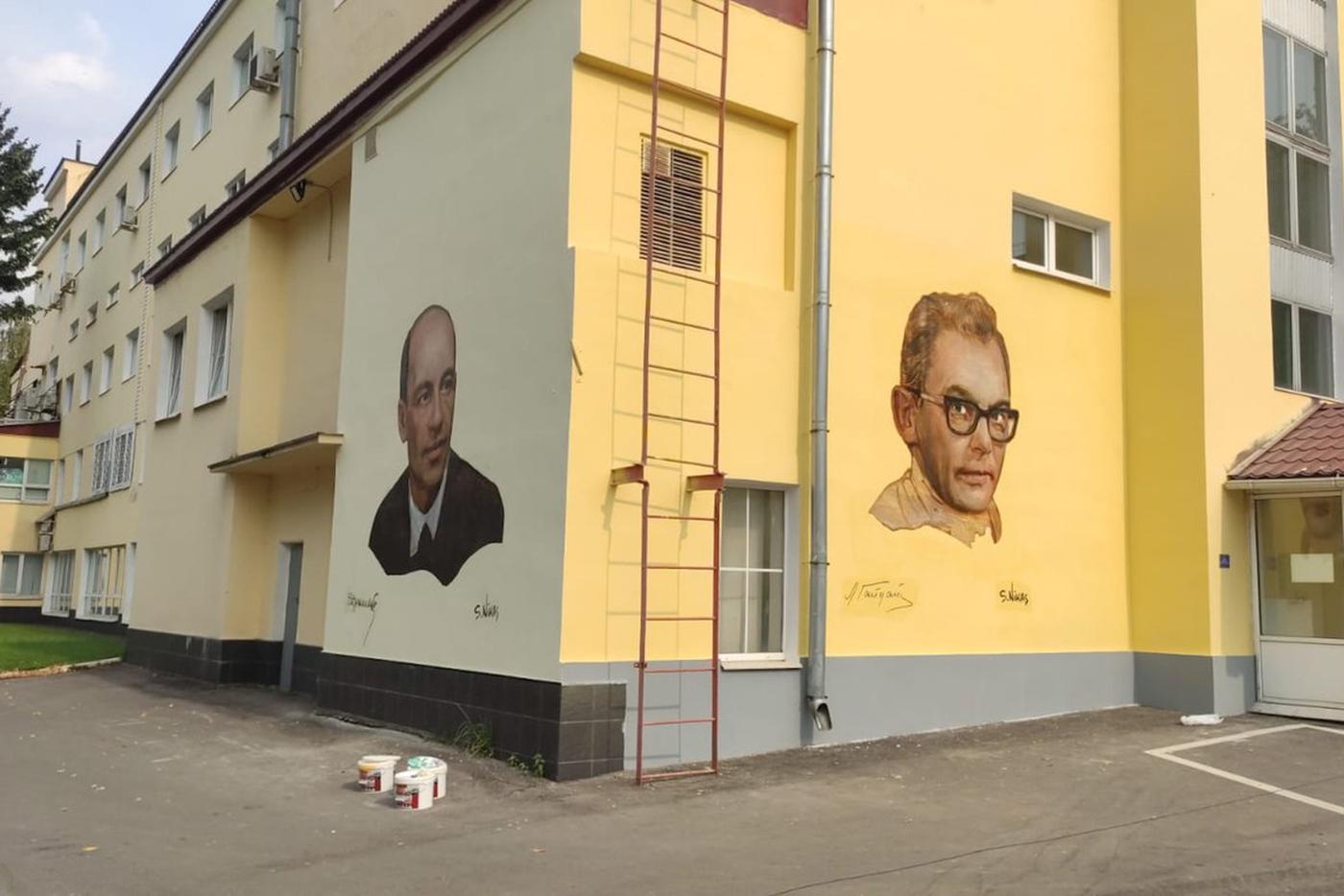 Исаак Дунаевский и Леонид Гайдай. Их портреты, написанные Никасом Степановичем, можно увидеть также на "Мосфильме". 