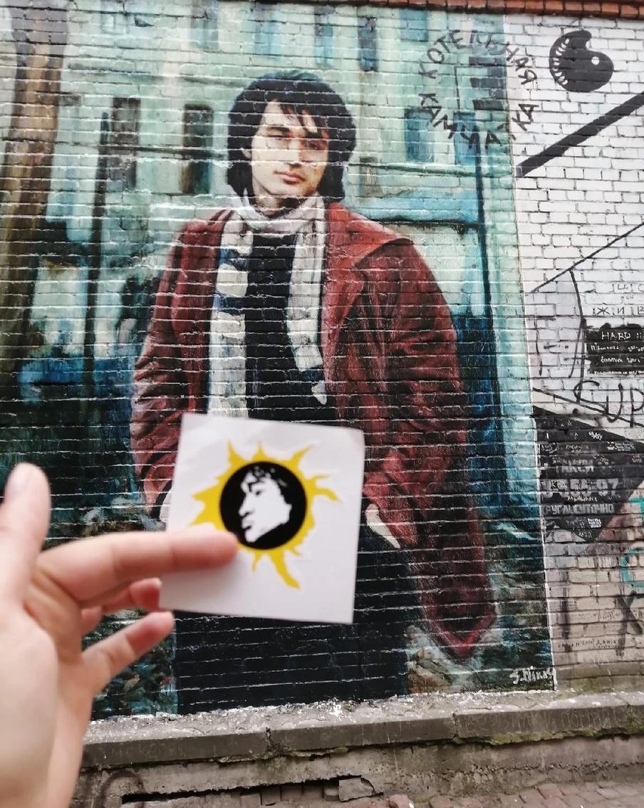 Виктор Цой. Этому изображению повезло больше. Оно и сейчас размещается на стене той самой котельной в Санкт-Петербурге, где когда-то работал музыкант.