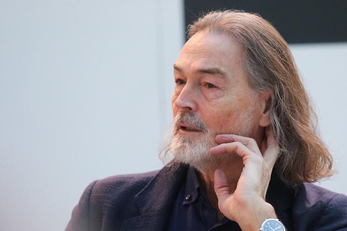 Художник Никас Сафронов переносит портреты на московские стены. Metro узнало, зачем он это делает