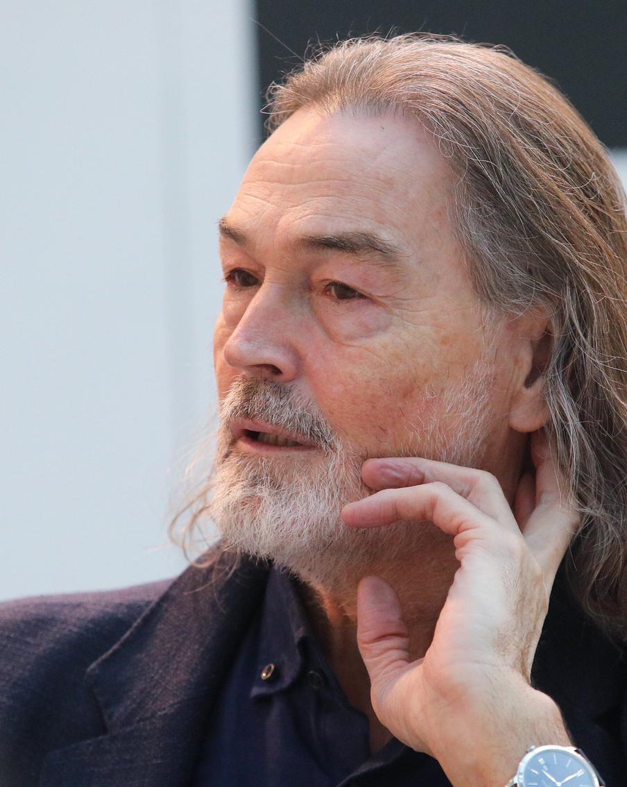 Художник Никас Сафронов переносит портреты на московские стены. Metro узнало, зачем он это делает